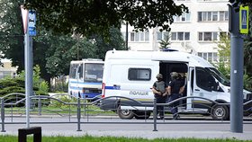 Ozbrojenec drží v autobusu 20 rukojmí.