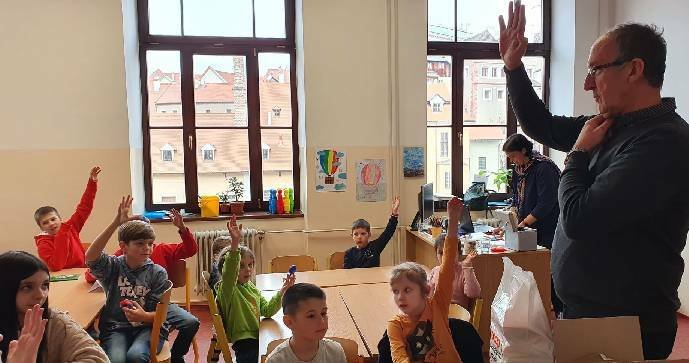 Starosta Českého Krumlova Dalibor Carda navštívil třídu, kde se učí děti uprchlíků z Ukrajiny.