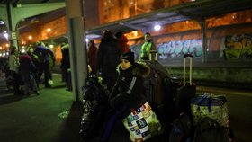 Uprchlíci přesedají v Bukurešti na vlak do Maďarska.