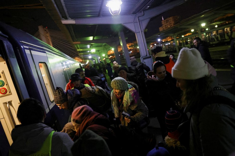 Uprchlíci přesedají v Bukurešti na vlak do Maďarska.