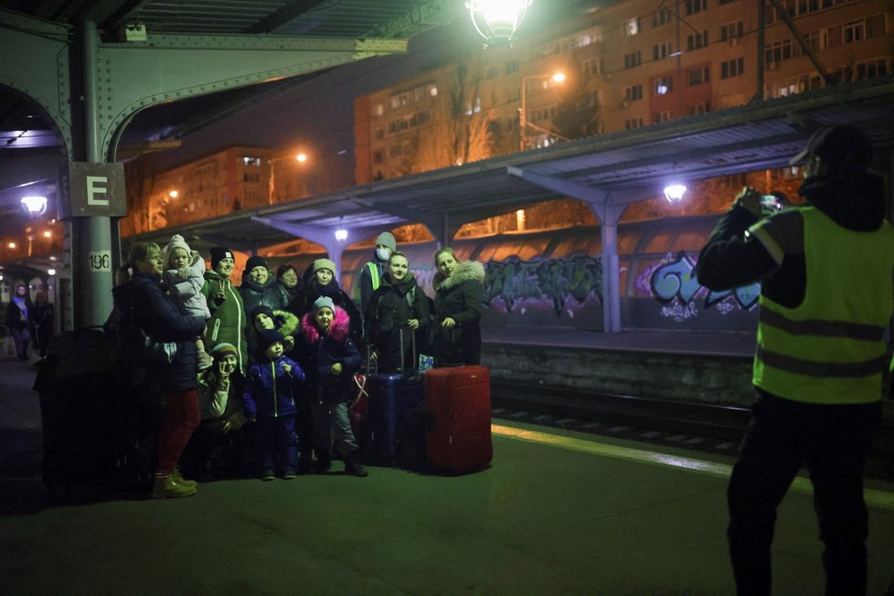 Uprchlíci přesedají v Bukurešti na vlak do Maďarska.