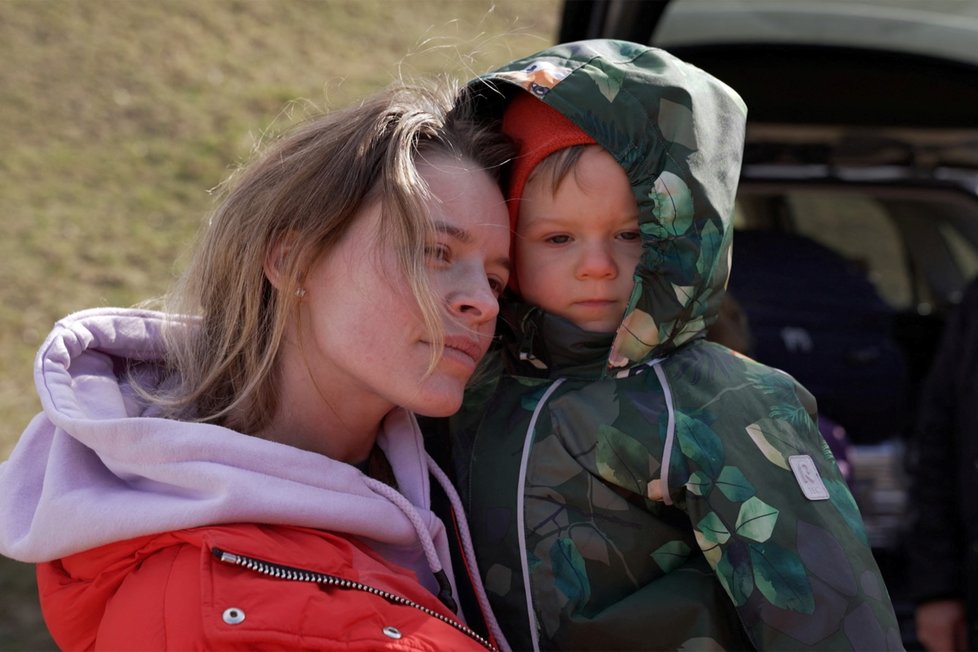 Válka na Ukrajině: Ukrajinští uprchlíci v Maďarsku, žena na snímku slavila se synem na hranicích narozeniny (1. 3. 2022).