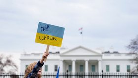 Protest na podporu Ukrajiny před Bílým domem ve Washingtonu (6.3.2022)