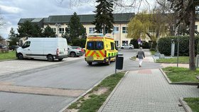 Do Ústřední vojenské nemocnice v Praze převezli zraněného českého dobrovolníka (3. dubna 2023).