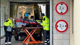 Do Ústřední vojenské nemocnice v Praze převezli zraněného českého dobrovolníka (3. dubna 2023).
