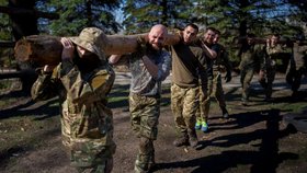 Cvičení rekrutů 3. útočné brigády v Kyjevské oblasti