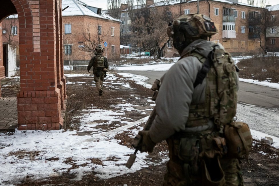 Válka na Ukrajině: V Bachmutu hlídkují ukrajinští vojáci.