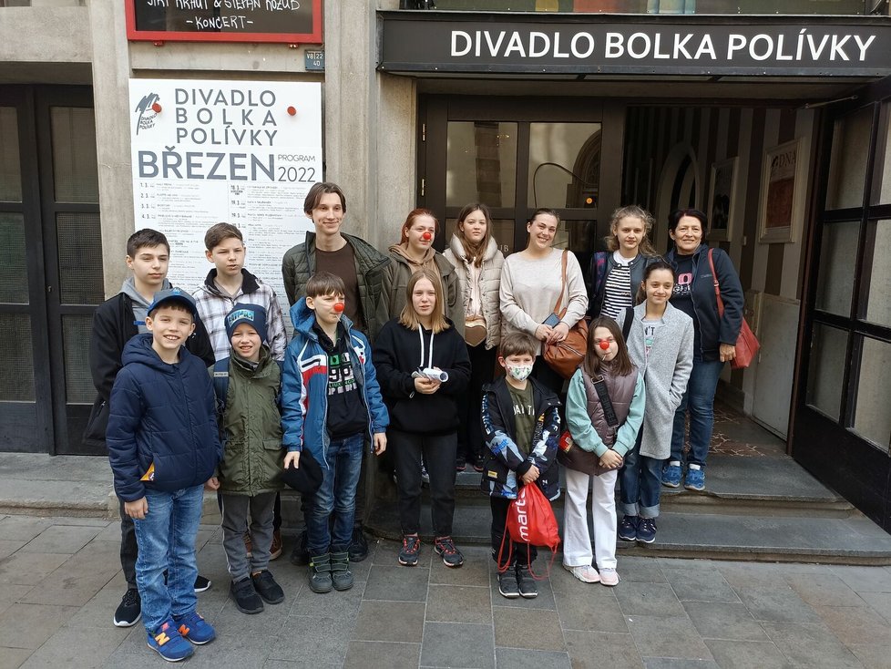 Část ukrajinských dětí, které přišly do Divadla Bolka Polívky na chvíli zapomenout na těžké chvíle jejich vlasti.