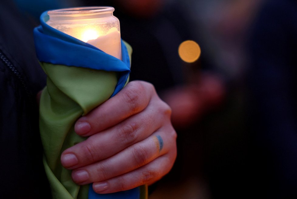 Lidé truchlí v den výročí masakru v Buči (1. 4. 2023)