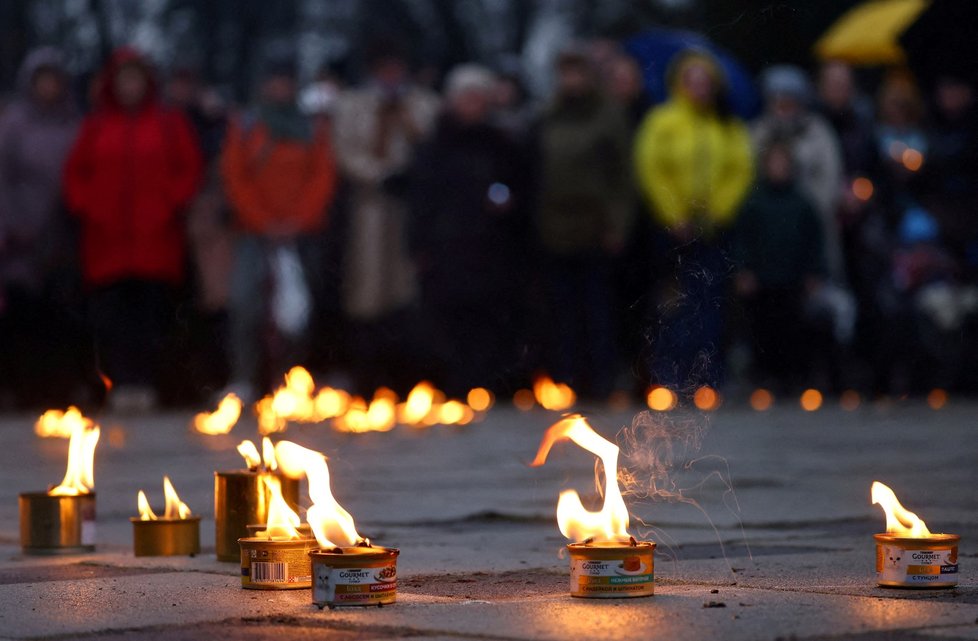 Lidé truchlí v den výročí masakru v Buči (1. 4. 2023)
