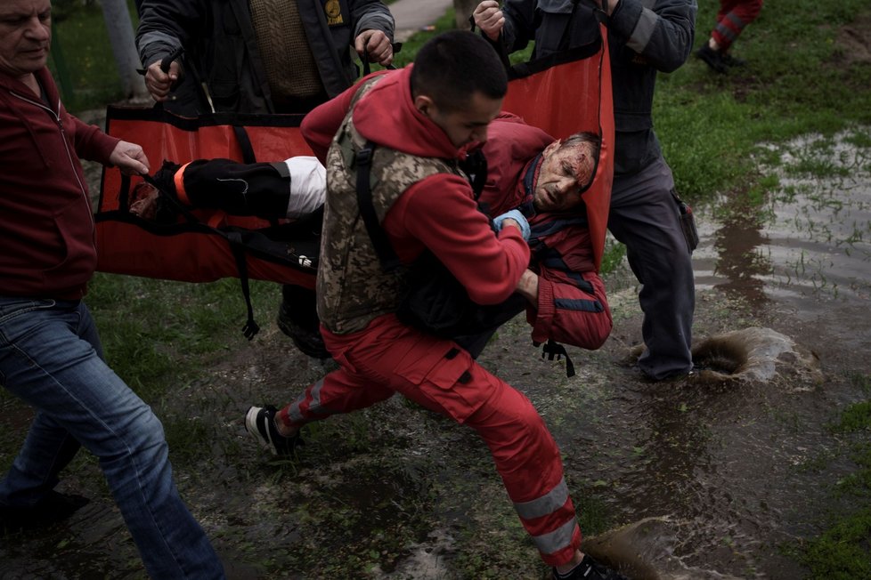 Válka na Ukrajině: Zranění lidé v Charkově (28. 4. 2022)