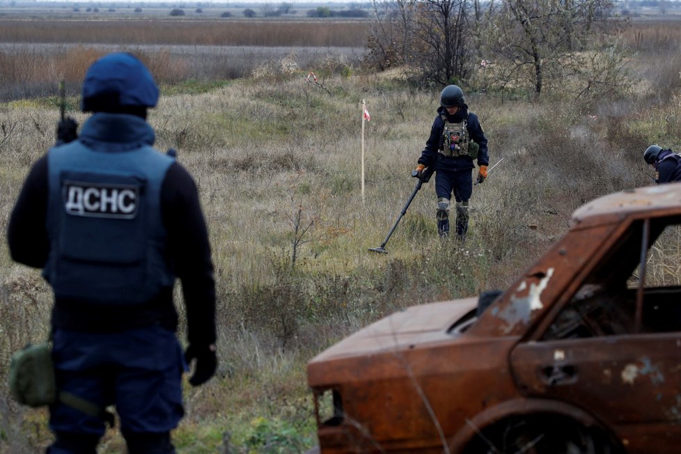 Ukrajinští pyrotechnici hledají nevybuchlou munici a nášlapné miny v Chersonské oblasti.