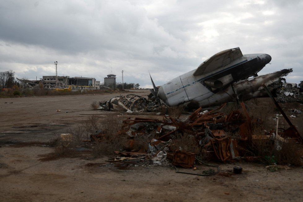 Pohled na zničené letouny v areálu mezinárodního letiště po ústupu Ruska z Chersonu