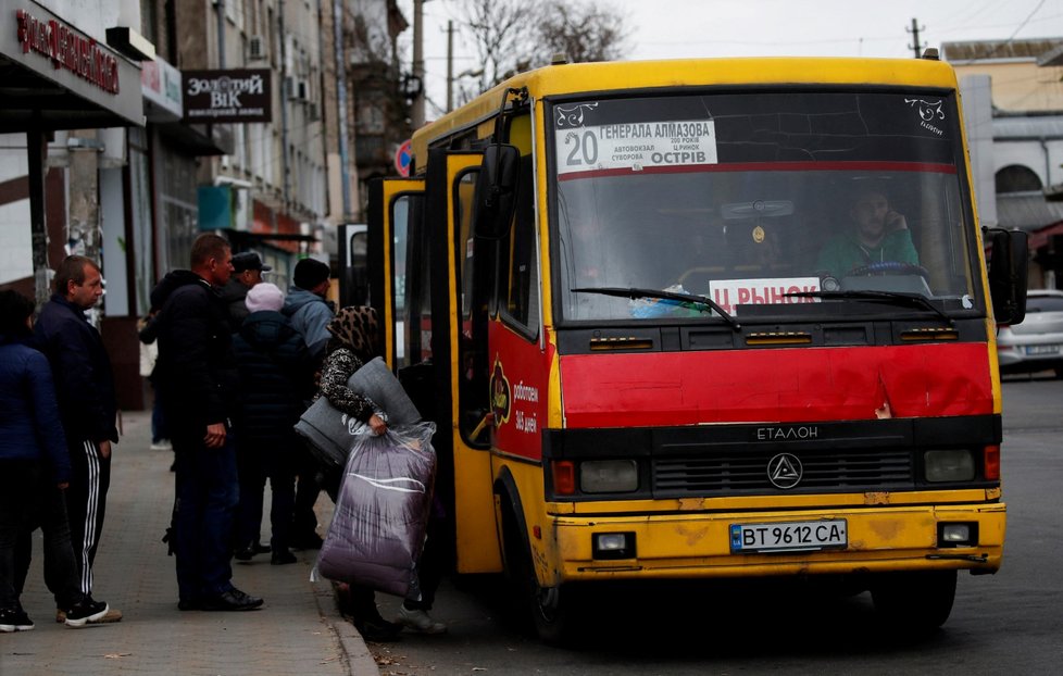 Lidé čekají na autobus v centru Chersonu.