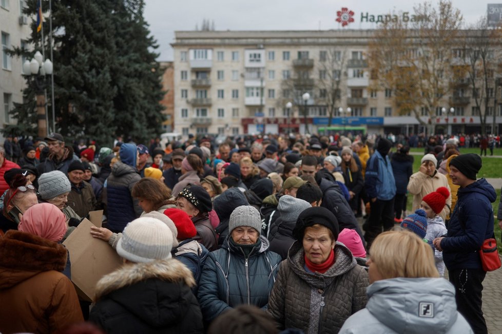 Lidé čekající na humanitární pomoc po ústupu Ruska z Chersonu.