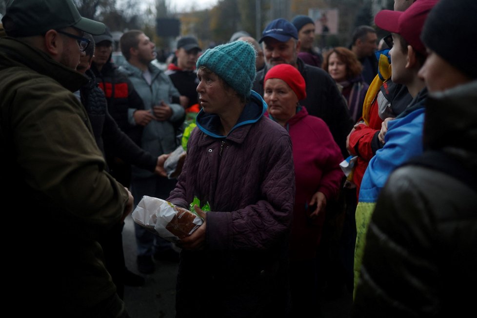 Lidé čekající na humanitární pomoc po ústupu Ruska z Chersonu