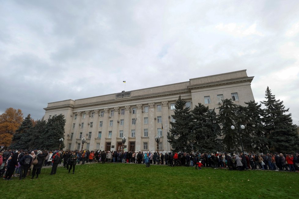 Lidé čekající na humanitární pomoc po ústupu Ruska z Chersonu