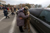 „Dceru jsem neviděla 9 měsíců.“ Ukrajinci v mrazech zoufale vyhlíží své blízké z Rusy okupovaných území
