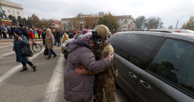 „Dceru jsem neviděla 9 měsíců.“ Ukrajinci v mrazech zoufale vyhlíží své blízké z Rusy okupovaných území