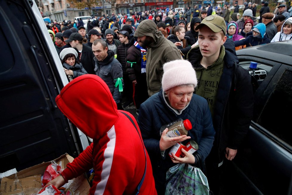 Lidé v Chersonu čekají na potravinovou pomoc (17. 11. 2022).