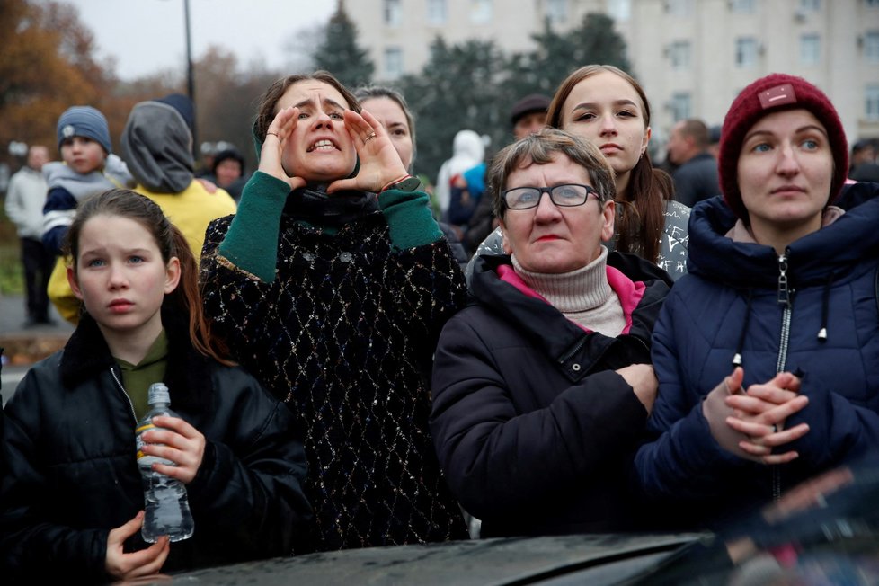 Lidé v Chersonu čekají na potravinovou pomoc. (17. 11. 2022)