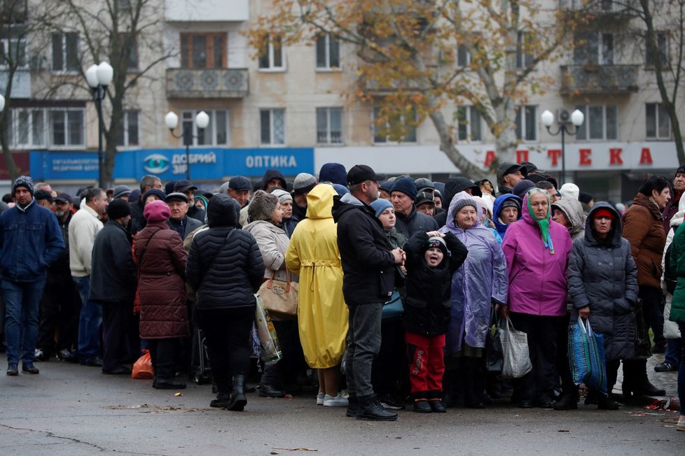 Lidé v Chersonu čekají na potravinovou pomoc (17. 11. 2022)