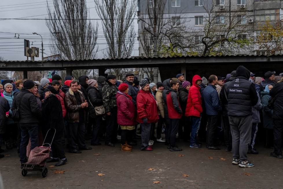 Lidé v Chersonu čekají na potravinovou pomoc. (17. 11. 2022)