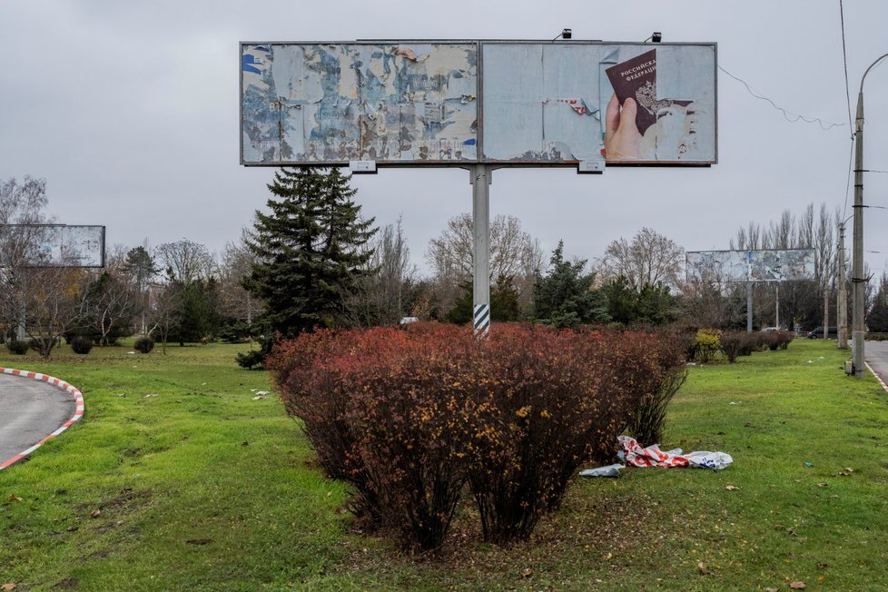 V osvobozeném Chersonu lidé strhávají ruské billboardy (2.12.2022)