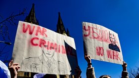 Rusové v Praze demonstrovali proti Putinovi a ruské invazi na Ukrajině