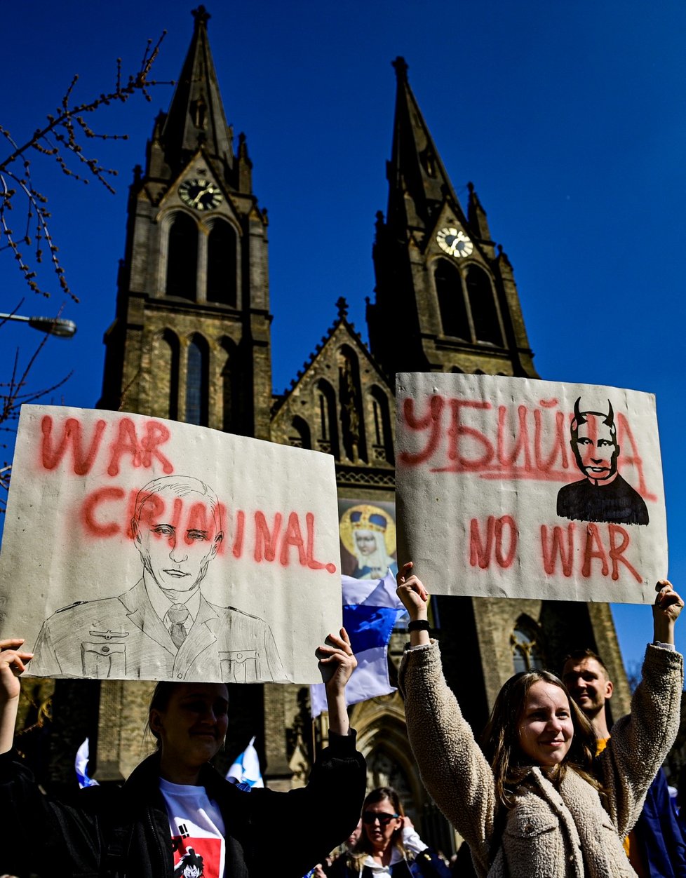 Rusové v Praze demonstrovali proti Putinovi a ruské invazi na Ukrajině 