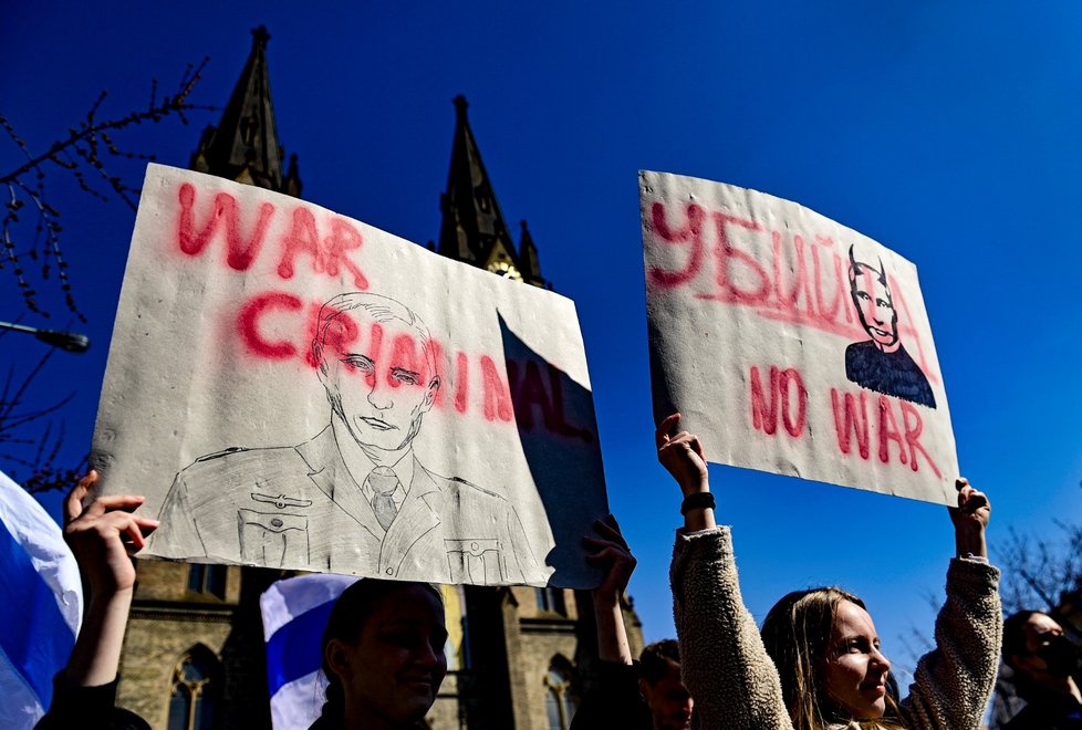 Rusové v Praze demonstrovali proti Putinovi a ruské invazi na Ukrajině 