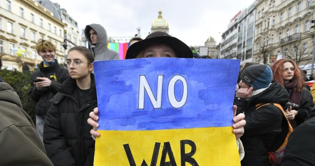 Až 80 tisíc lidí zaplnilo Václavské náměstí. Demonstrovali proti ruské invazi na Ukrajině