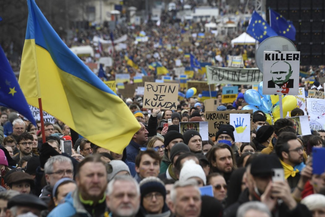 Tisíce lidí protestují proti ruské invazi na Ukrajině