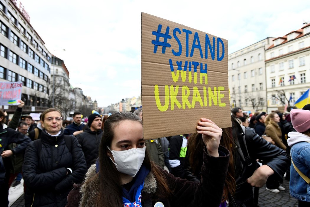 Až 80 tisíc lidí demonstrovalo na Václavském náměstí proti ruské invazi na Ukrajině