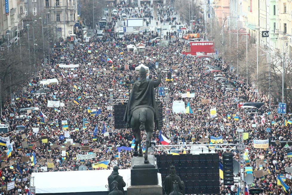 Václavské náměstí zaplnily tisíce demonstrantů proti ruské invazi na Ukrajině
