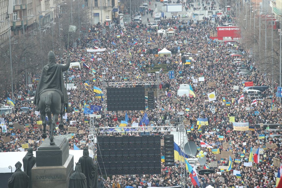 Václavské náměstí zaplnily tisíce demonstrantů proti ruské invazi na Ukrajině