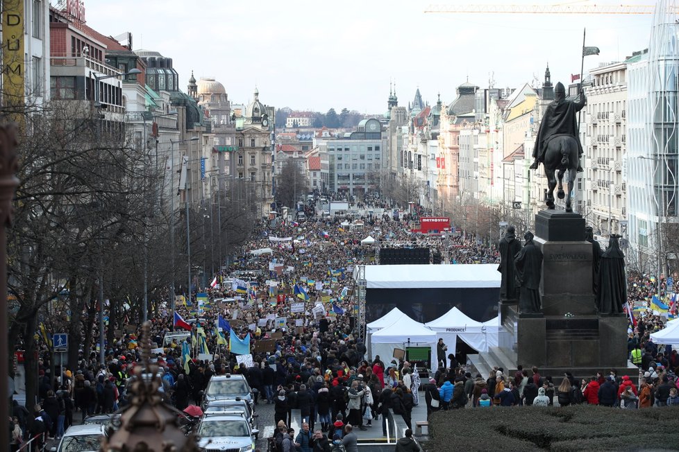 Václavské náměstí zaplnily tisíce demonstrantů proti ruské invazi na Ukrajině