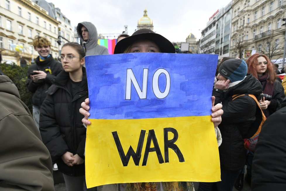 Tisíce lidí protestují proti ruské invazi na Ukrajině