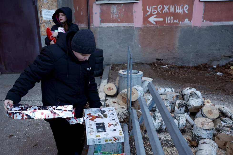 Humanitární pracovník rozdává dárky dětem v Bakhmutu (4. 1. 2023).