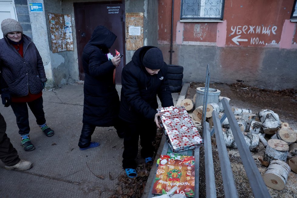 Humanitární pracovník rozdává dárky dětem v Bakhmutu (4. 1. 2023)