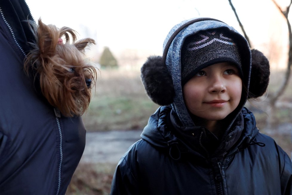 Humanitární pracovník rozdává dárky dětem v Bakhmutu (4. 1. 2023).