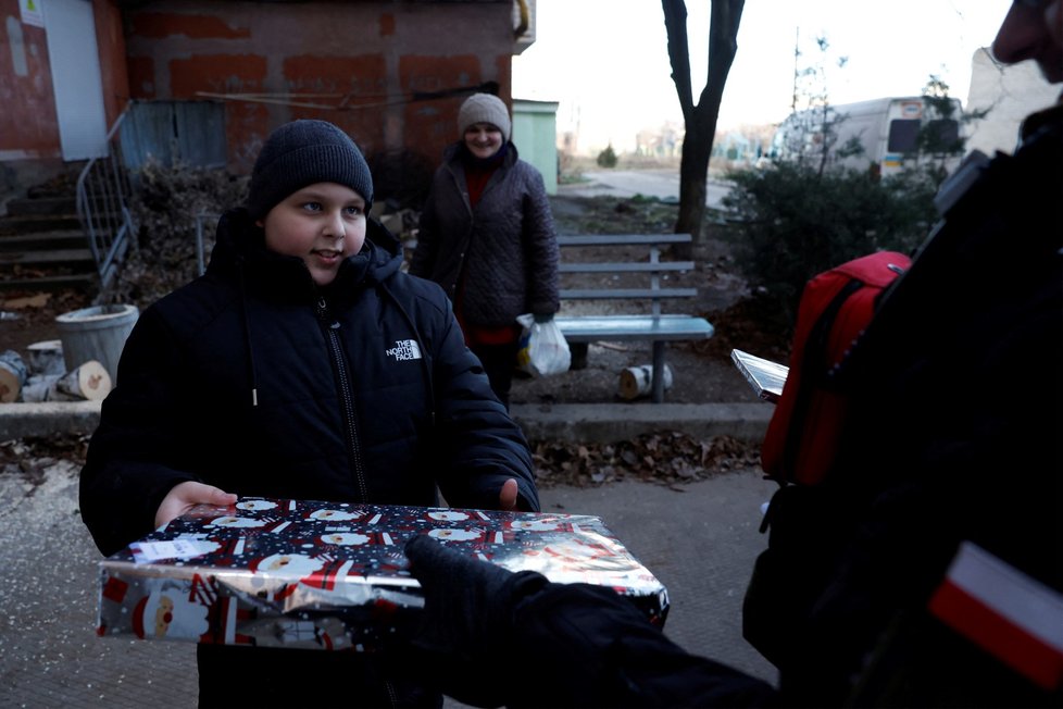 Humanitární pracovník rozdává dárky dětem v Bakhmutu (4. 1. 2023)