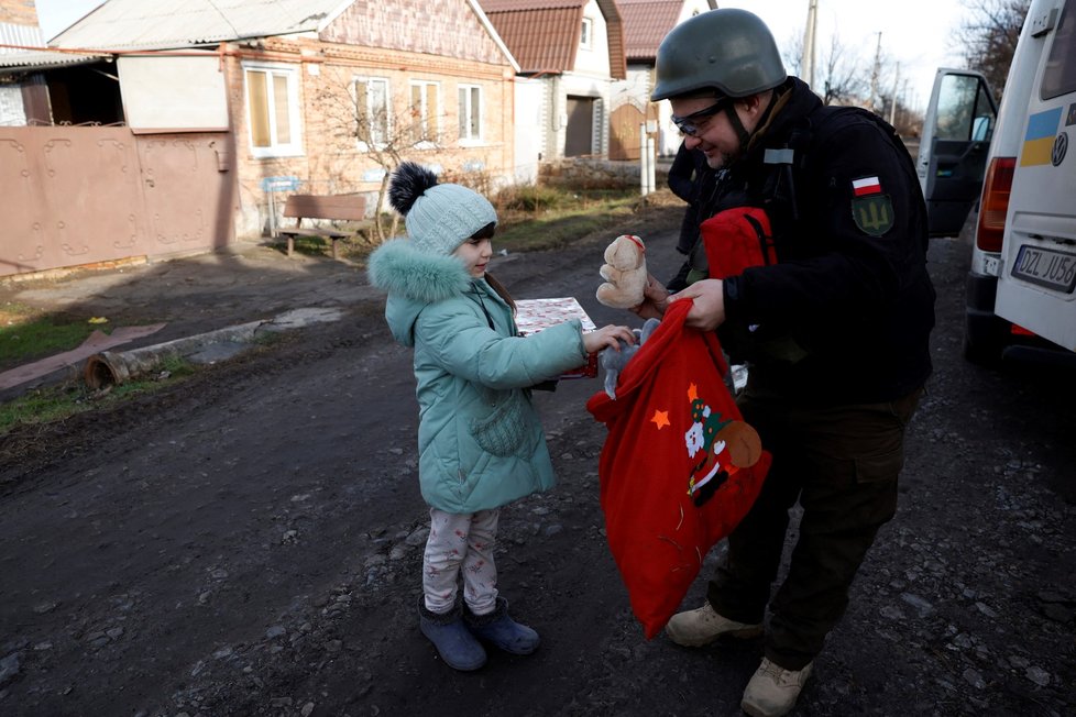 Humanitární pracovník rozdává dárky dětem v Bakhmutu (4. 1. 2023)
