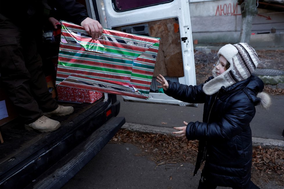 Humanitární pracovník rozdává dárky dětem v Bakhmutu (4. 1. 2023)