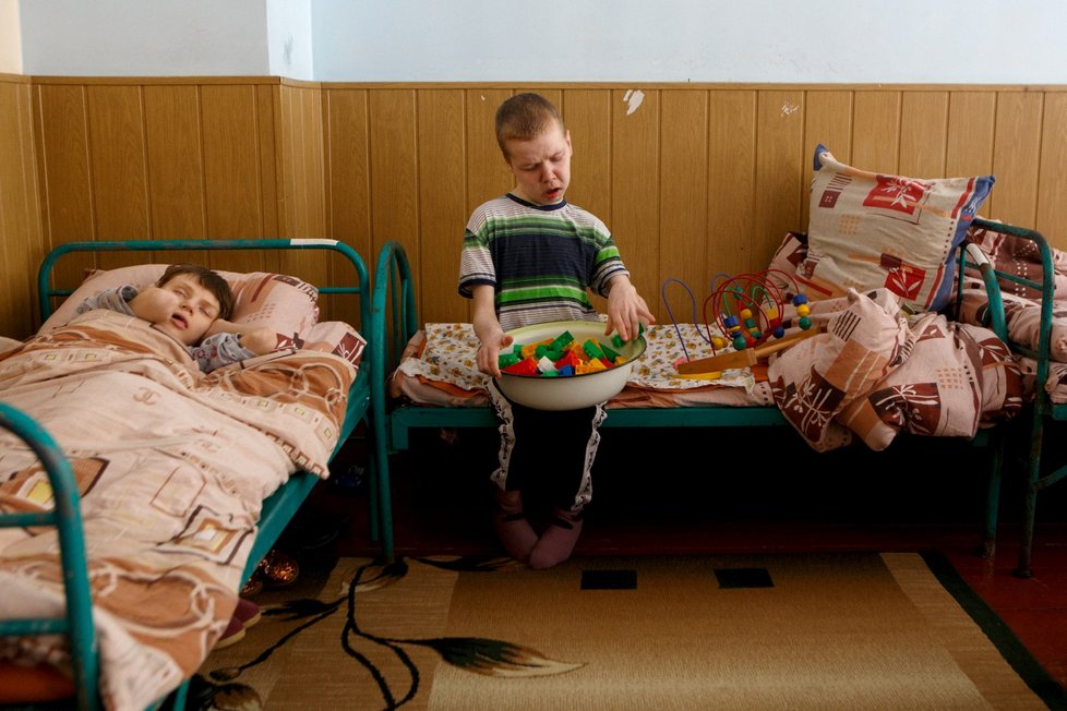 O děti, které byly evakuovány z internátních škol z oblasti Žitomyr a Kryvyj Roh, zůstávají  v sirotčinci Vilshany pro děti se zdravotním postižením (15. 4. 2022)