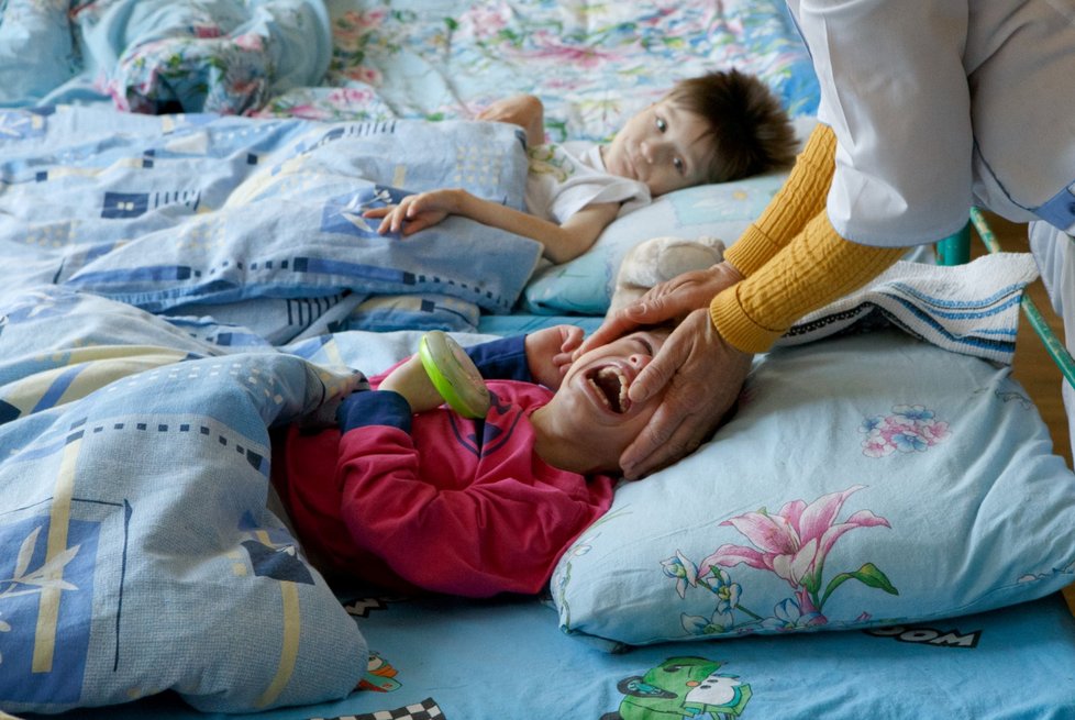 Děti, které byly evakuovány z internátních škol z oblasti Žitomyr a Kryvyj Roh, zůstávají  v sirotčinci Vilshany pro děti se zdravotním postižením (15. 4. 2022)2)