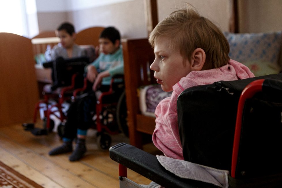 Děti, které byly evakuovány z internátních škol z oblasti Žitomyr a Kryvyj Roh, zůstávají  v sirotčinci Vilshany pro děti se zdravotním postižením (15. 4. 2022)