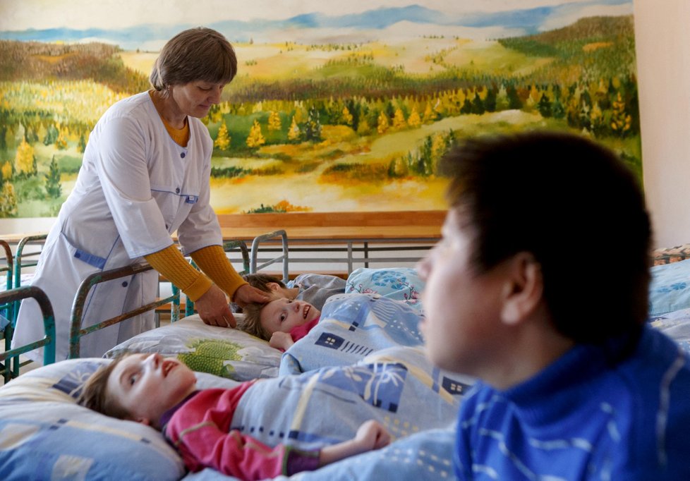 Děti, které byly evakuovány z internátních škol z oblasti Žitomyr a Kryvyj Roh, zůstávají  v sirotčinci Vilshany pro děti se zdravotním postižením (15. 4. 2022)