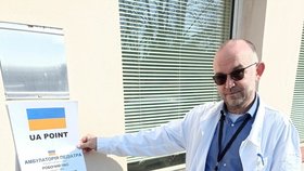 Náměstek ředitele FN Brno Jan Blatný u ambulance, která bude od pondělí v Dětské nemocnici k dispozici pro děti z Ukrajiny.