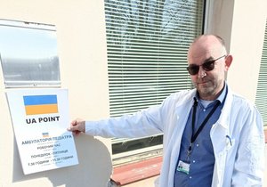 Náměstek ředitele FN Brno Jan Blatný u ambulance, která bude od pondělí v Dětské nemocnici k dispozici pro děti z Ukrajiny.